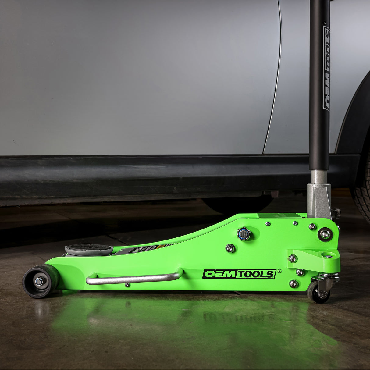 OEMTOOLS 24869 2-1/2 Ton Aluminum/Steel Hybrid Floor Jack Additional Image 1